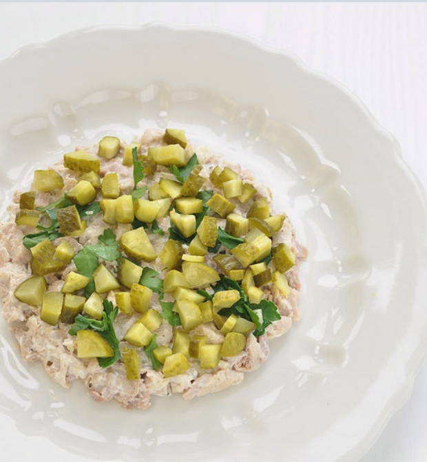 Английский салат с курицей, грибами и солеными огурцами