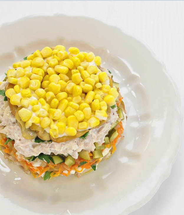 Английский салат с курицей, грибами и солеными огурцами