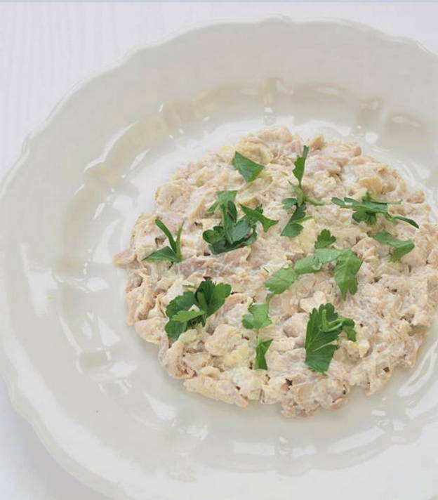 Английский салат с курицей, грибами и солеными огурцами