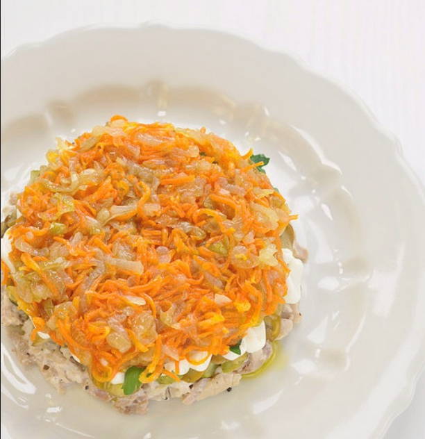 Английский салат с курицей, грибами и солеными огурцами
