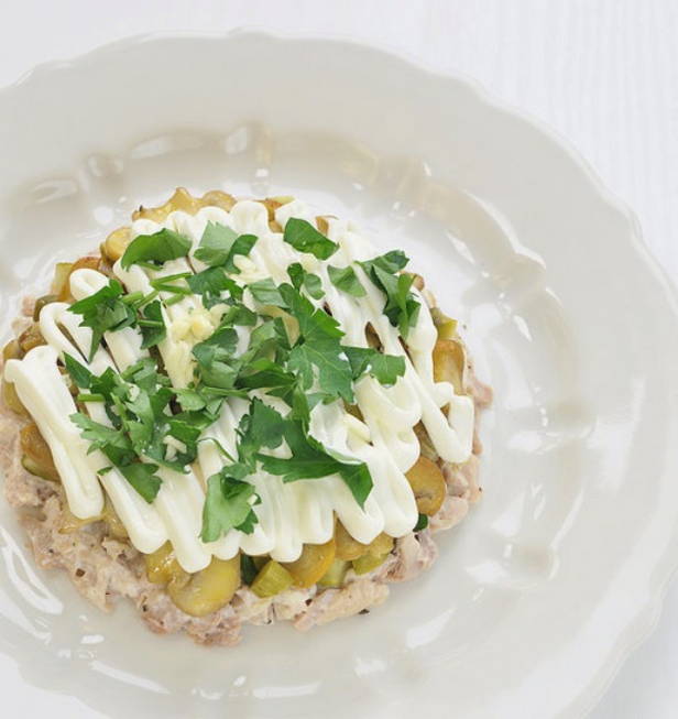 Английский салат с курицей, грибами и солеными огурцами