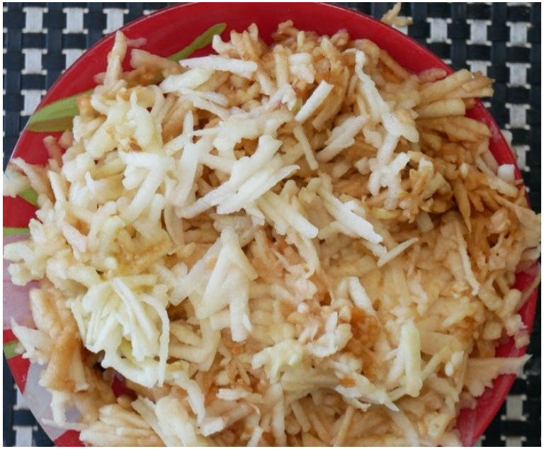 Насыпной пирог с яблоками и манкой