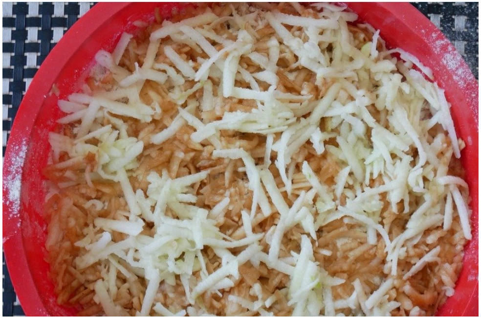 Насыпной пирог с яблоками и манкой