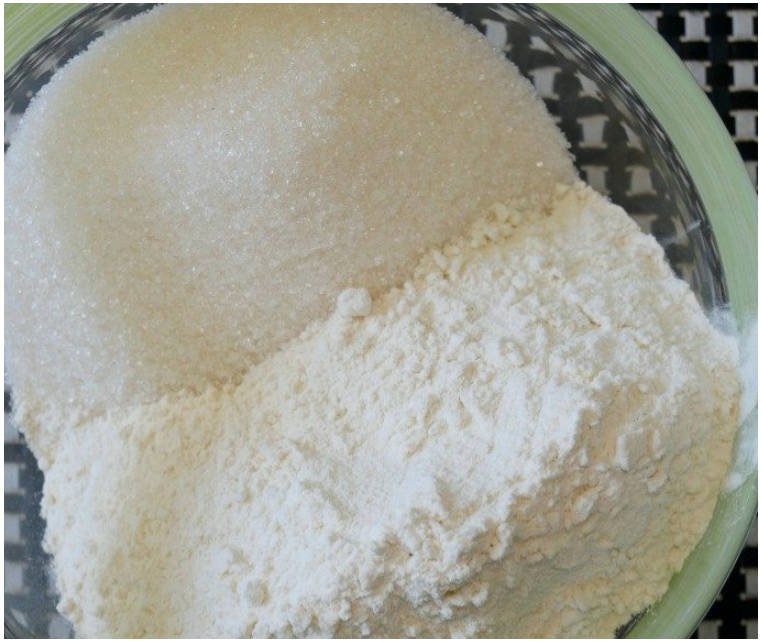 Насыпной пирог с яблоками и манкой