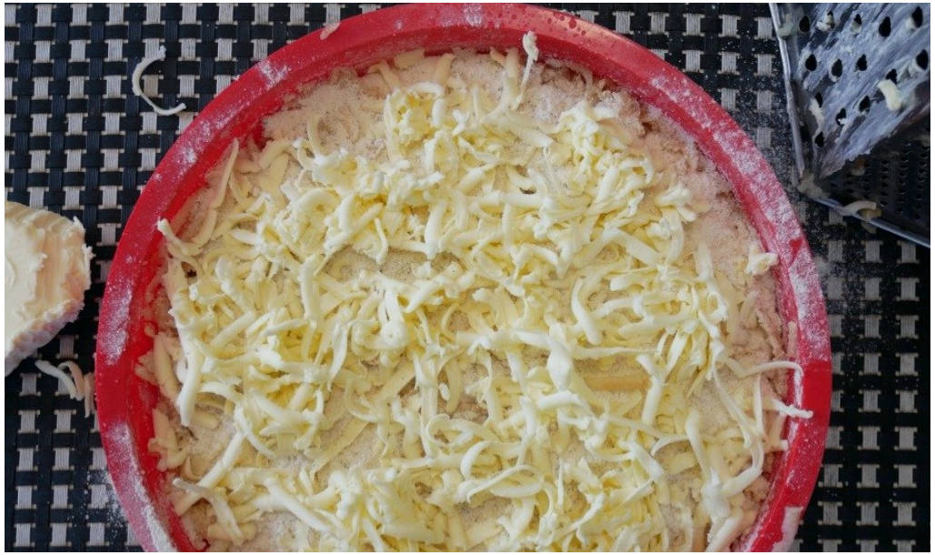 Насыпной пирог с яблоками и манкой