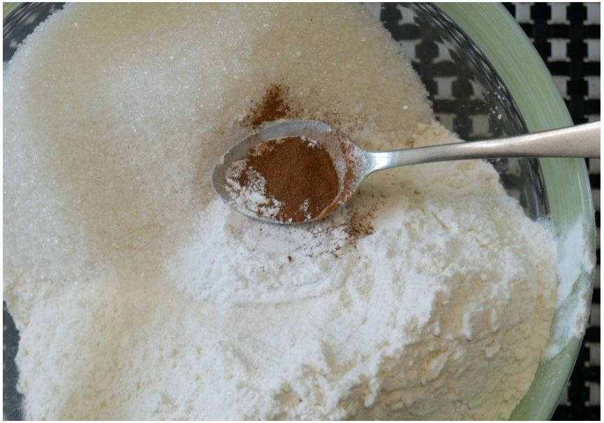 Насыпной пирог с яблоками и манкой