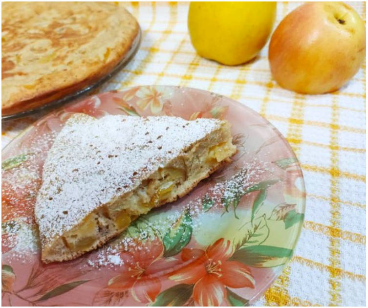 Постный пирог с яблоками на сковороде