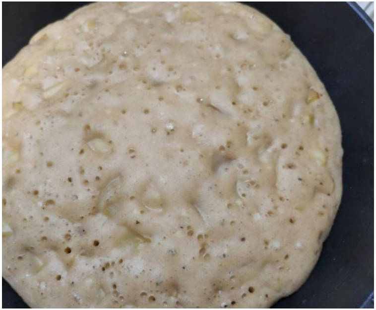 Постный пирог с яблоками на сковороде