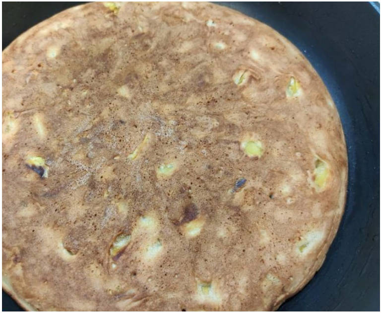 Постный пирог с яблоками на сковороде