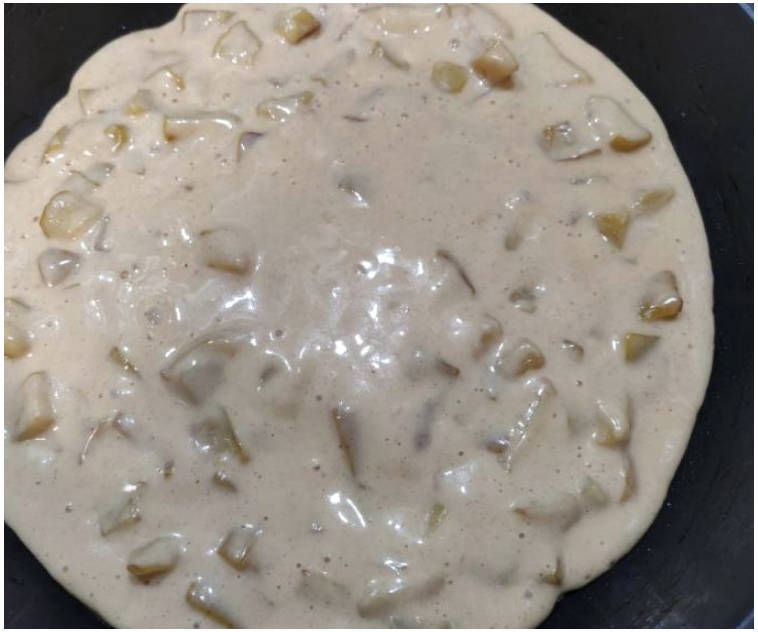 Постный пирог с яблоками на сковороде