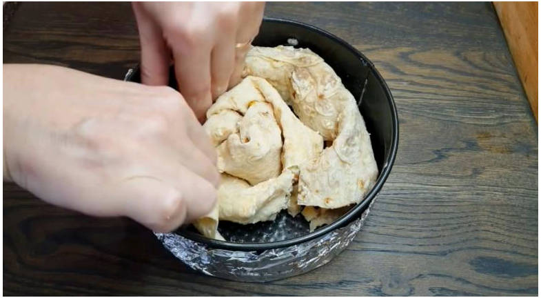 Пирог из лаваша с творогом и яблоками в духовке