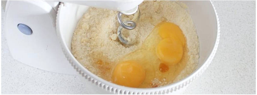 Песочный пирог с яблоками и крошкой сверху