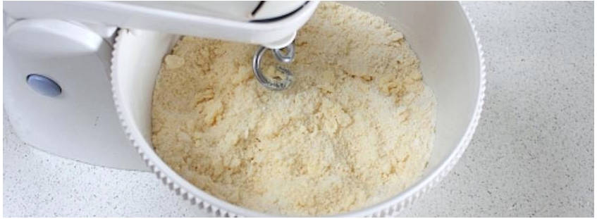 Песочный пирог с яблоками и крошкой сверху