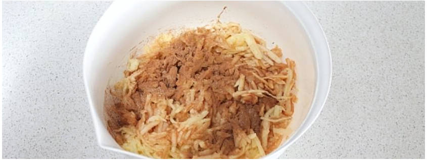 Песочный пирог с яблоками и крошкой сверху