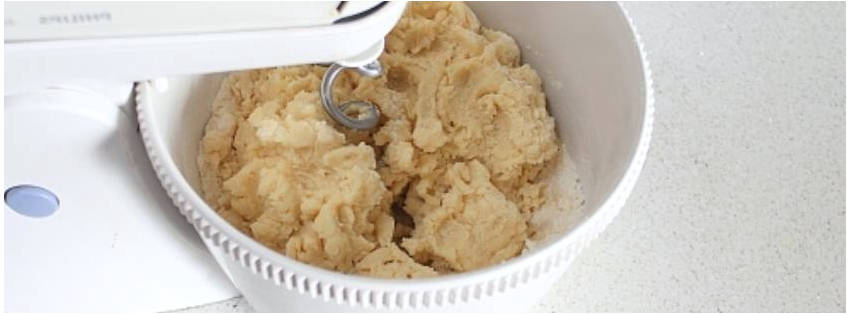 Песочный пирог с яблоками и крошкой сверху