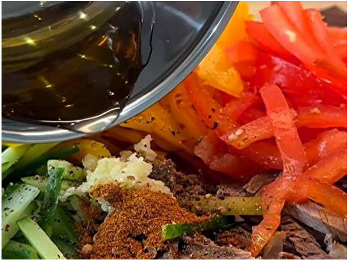 Азиатский салат с говядиной и овощами