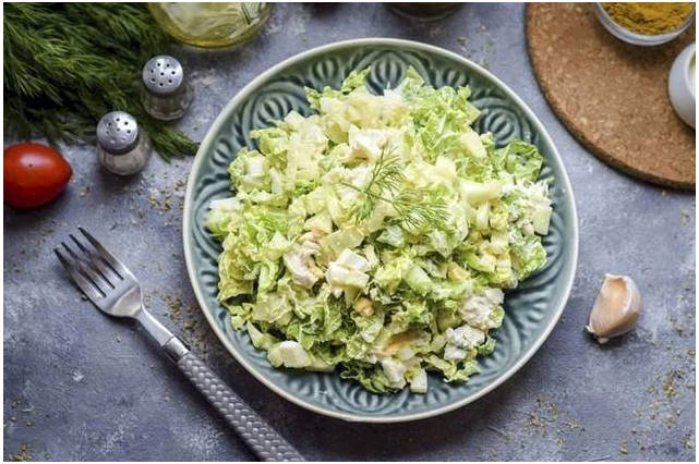 Белковый салат с курицей, яйцом и огурцом