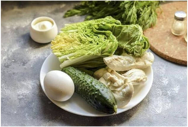 Белковый салат с курицей, яйцом и огурцом