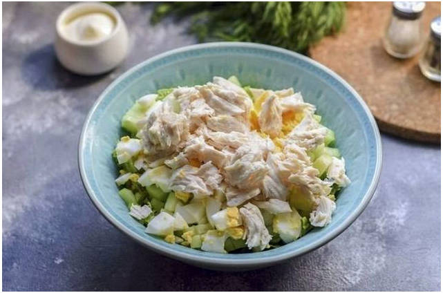Белковый салат с курицей, яйцом и огурцом