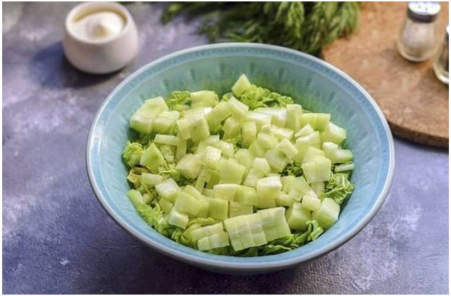 Белковый салат с курицей, яйцом и огурцом