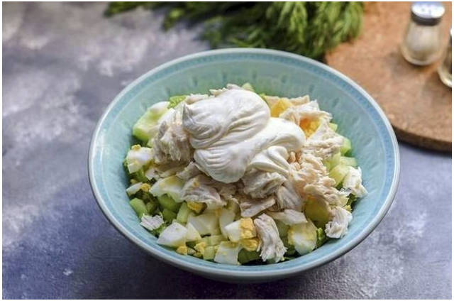 Белковый салат с курицей, яйцом и огурцом