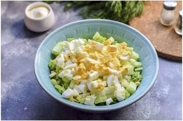 Белковый салат с курицей, яйцом и огурцом