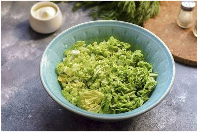 Белковый салат с курицей, яйцом и огурцом