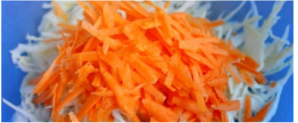 Витаминный салат из капусты, моркови, болгарского перца и уксуса