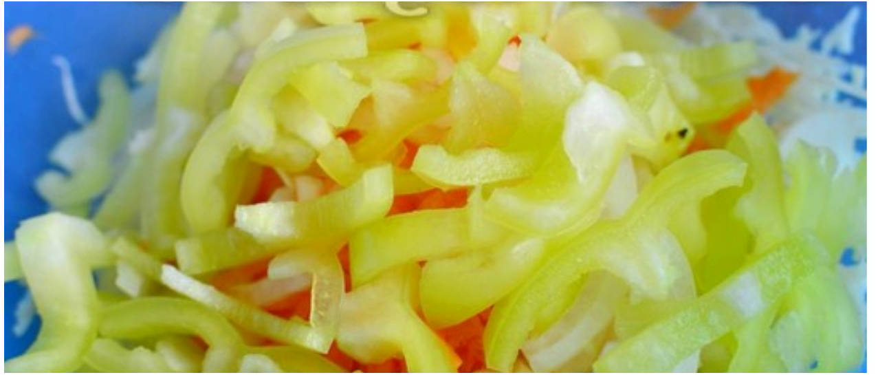 Витаминный салат из капусты, моркови, болгарского перца и уксуса