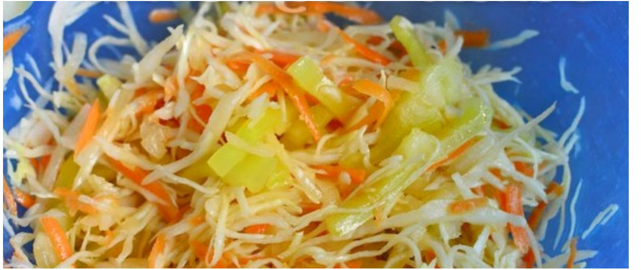 Витаминный салат из капусты, моркови, болгарского перца и уксуса