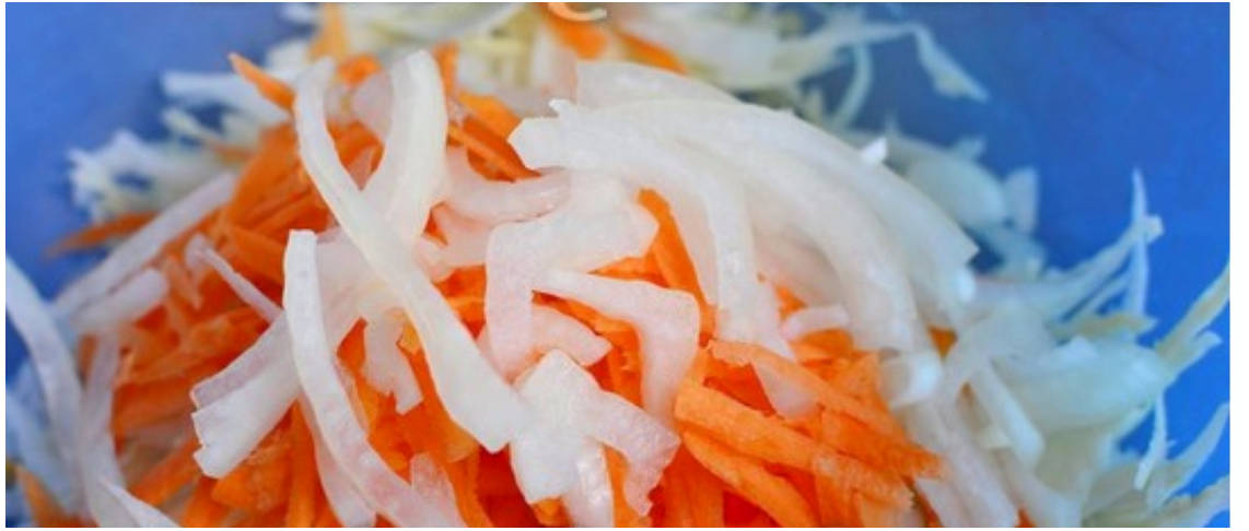 Витаминный салат из капусты, моркови, болгарского перца и уксуса