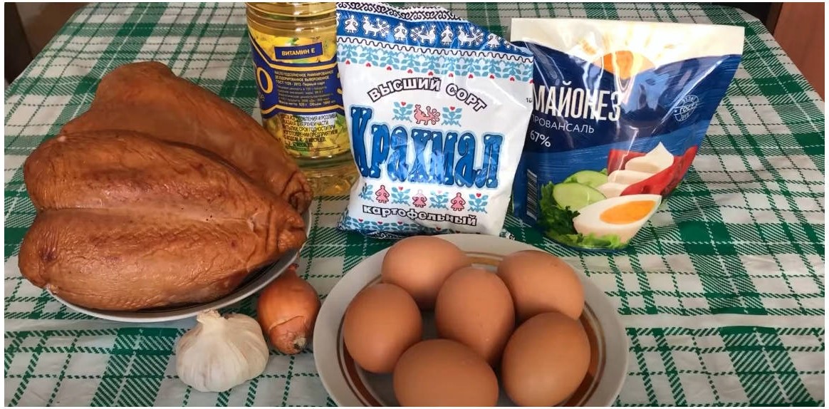 Блинный салат с копчёной куриной грудкой