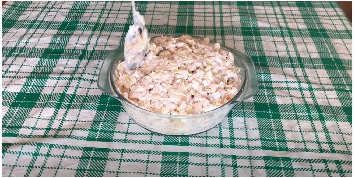 Блинный салат с копчёной куриной грудкой