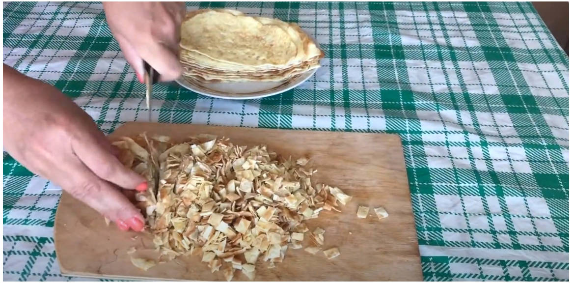 Блинный салат с копчёной куриной грудкой