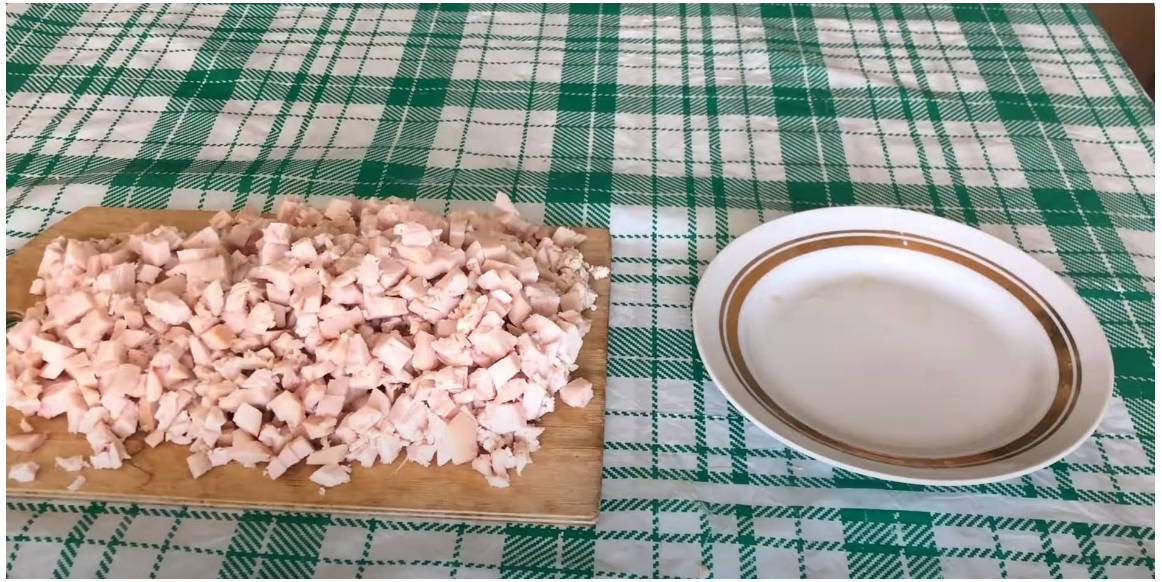 Блинный салат с копчёной куриной грудкой