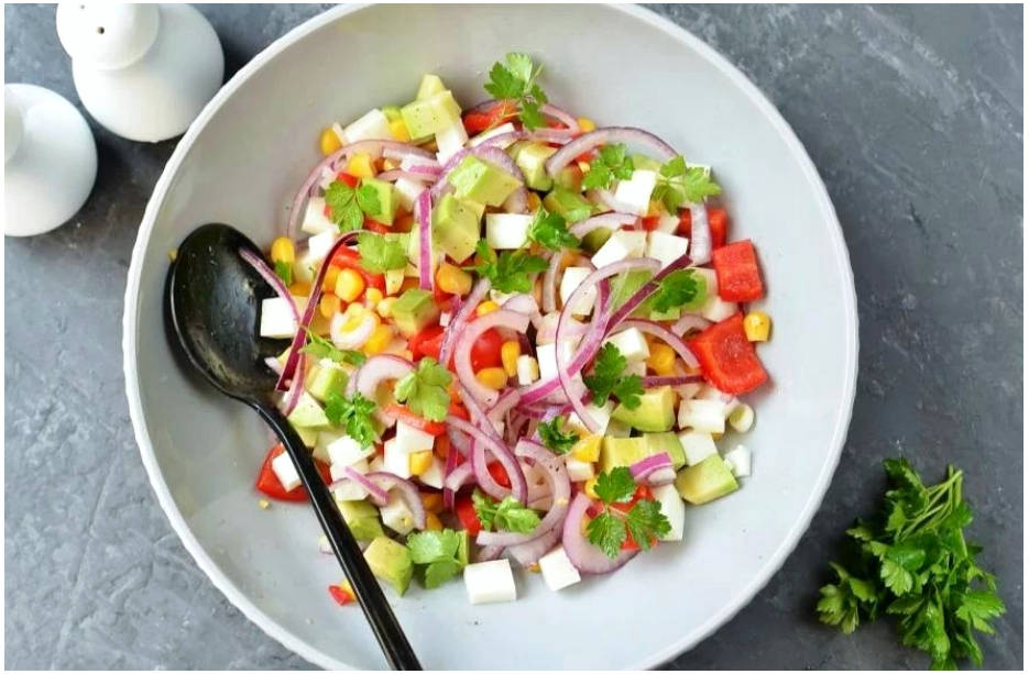 Вегетарианский салат с кукурузой