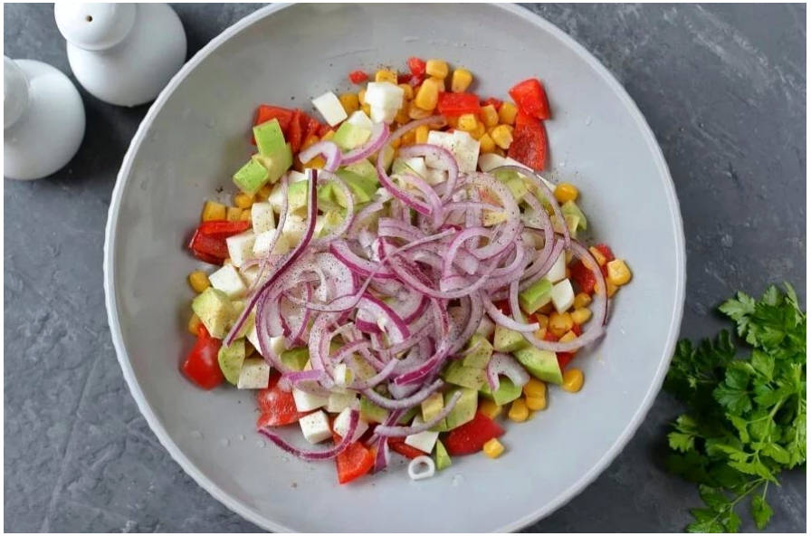 Вегетарианский салат с кукурузой