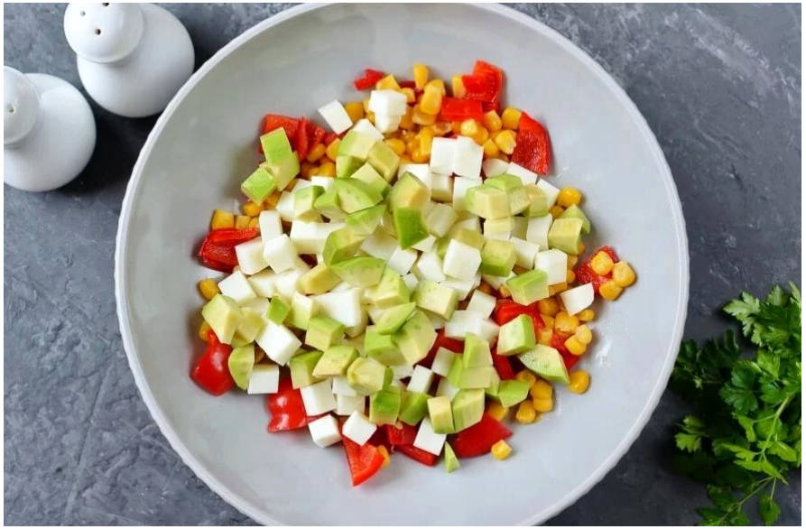 Вегетарианский салат с кукурузой