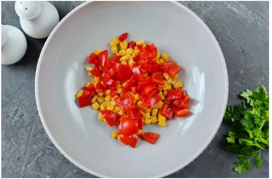 Вегетарианский салат с кукурузой