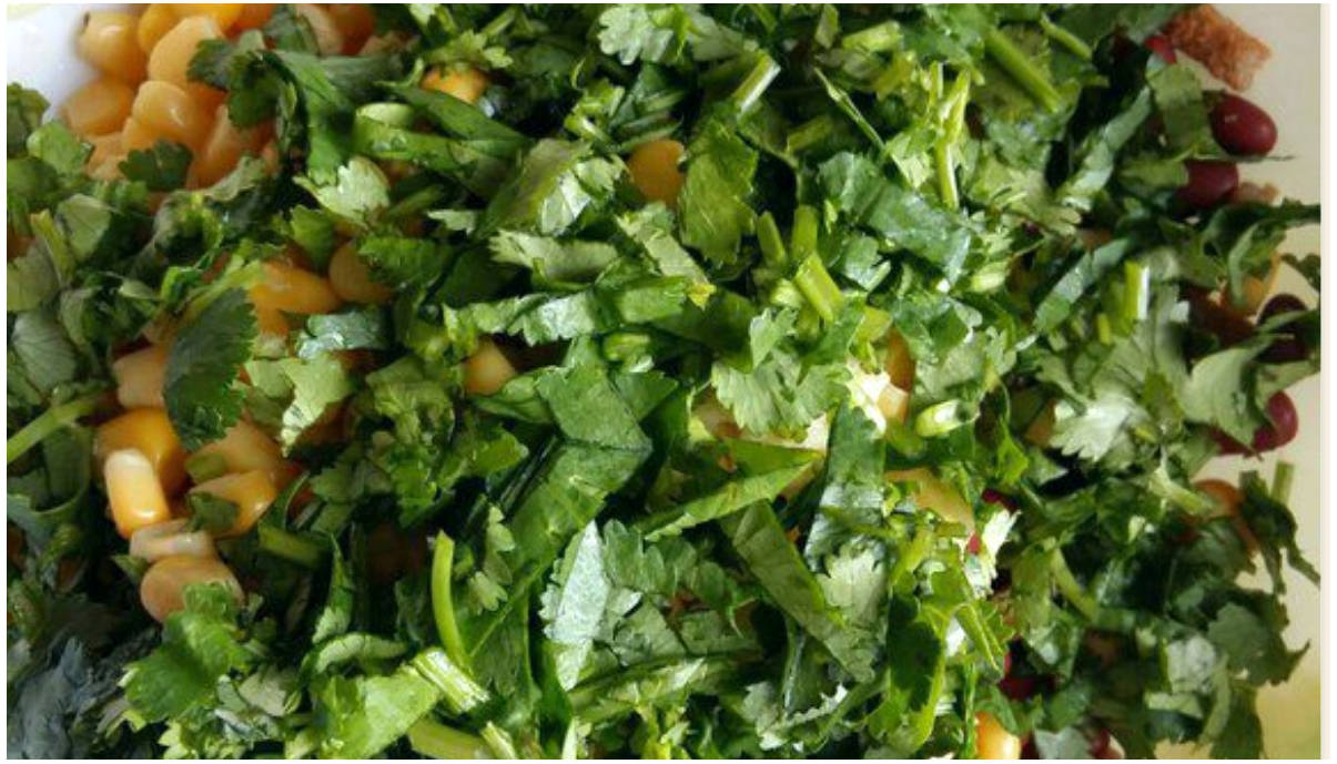Салат «Бомж» с фасолью и сухариками