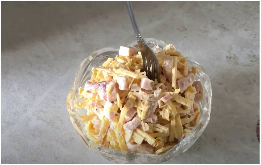 Блинный салат с копчёной курицей и чесноком