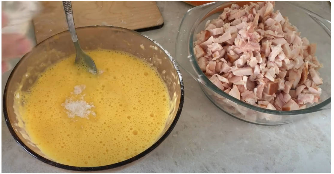 Блинный салат с копчёной курицей и чесноком