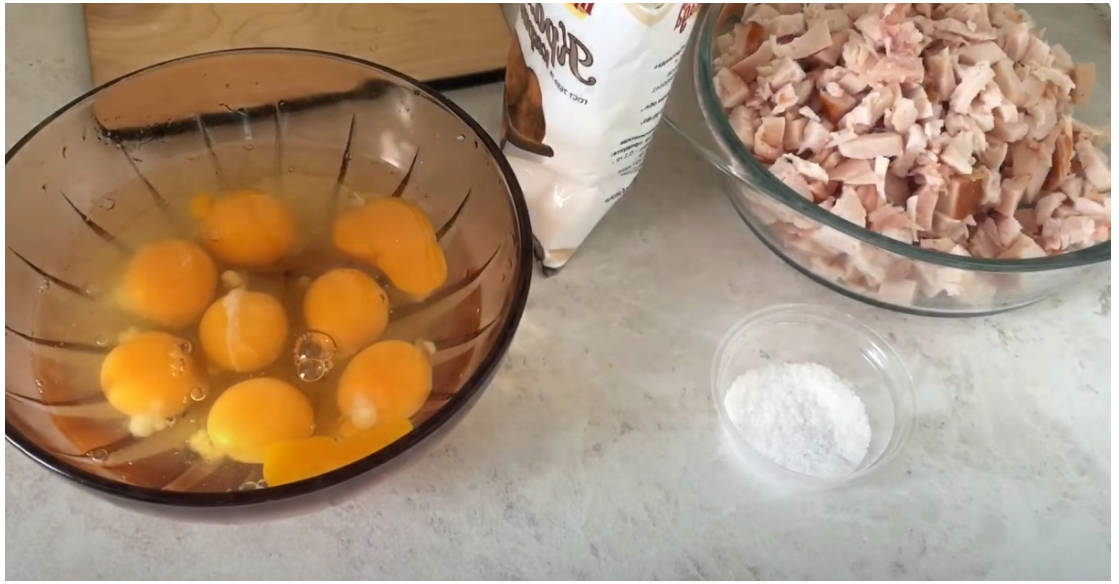 Блинный салат с копчёной курицей и чесноком