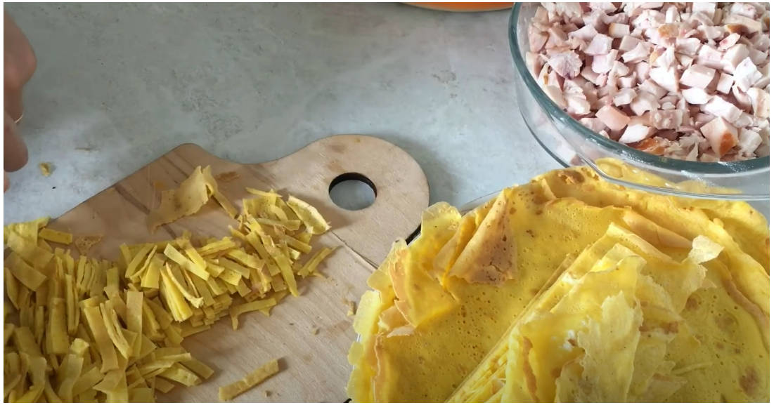 Блинный салат с копчёной курицей и чесноком