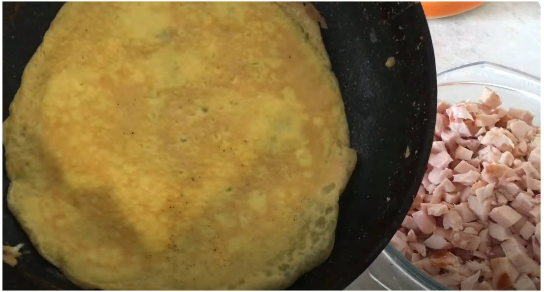 Блинный салат с копчёной курицей и чесноком