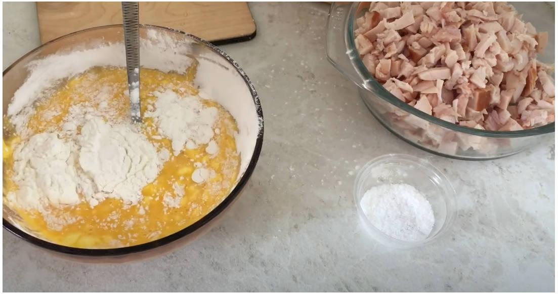 Блинный салат с копчёной курицей и чесноком