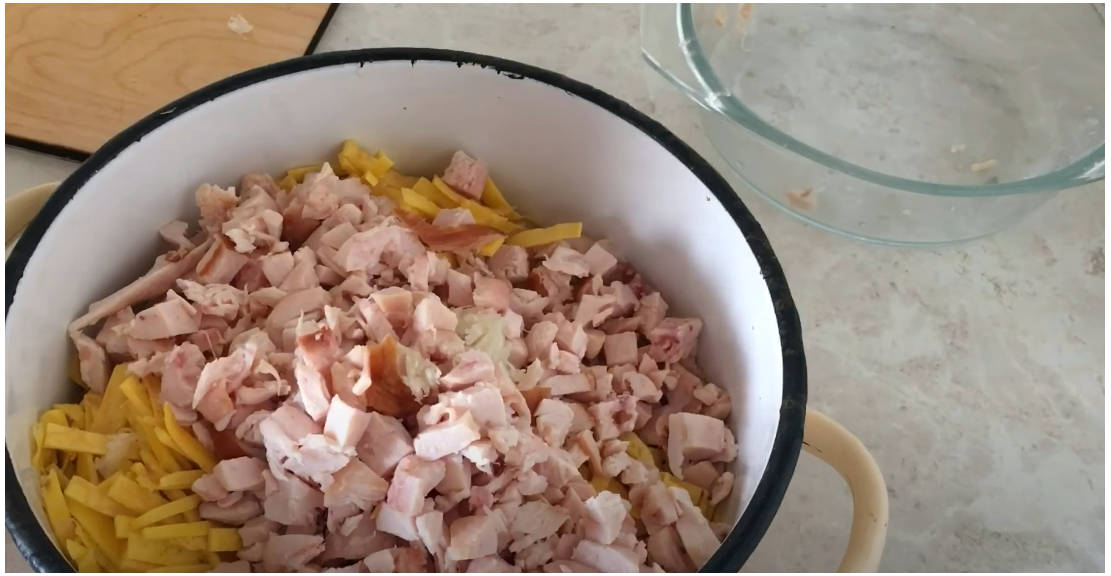 Блинный салат с копчёной курицей и чесноком