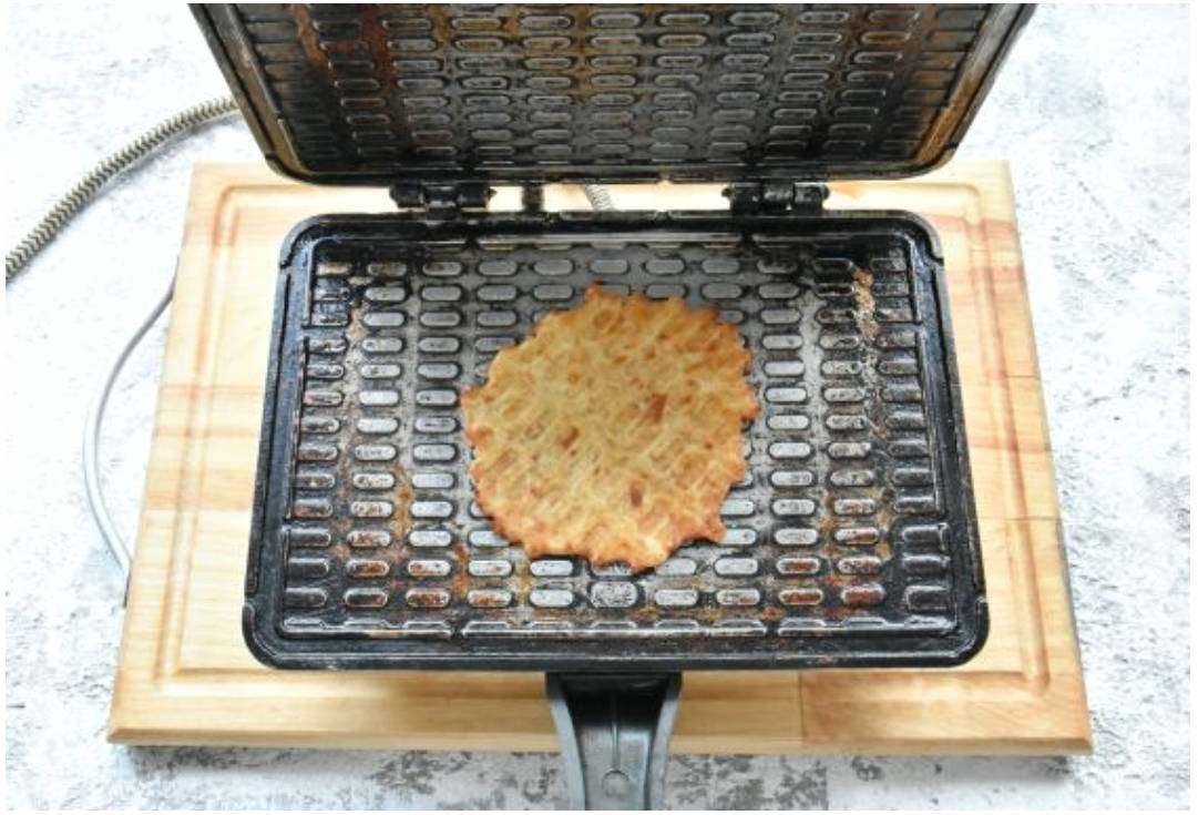 Солёные вафли в вафельнице