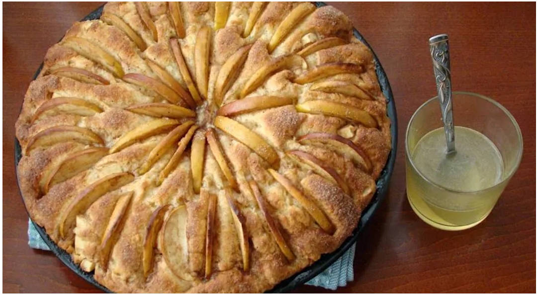 Пирог из дрожжевого сдобного теста с яблоками в духовке