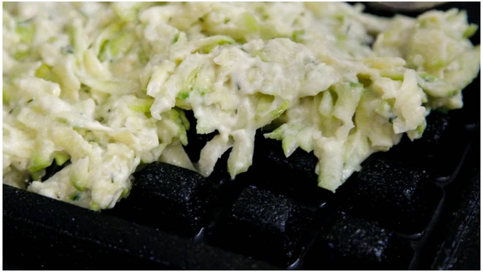 Вафли из цукини в вафельнице